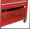Carrello rosso con ruote, vano inferiore aperto; adatto per conservare attrezzi in officine o garage.