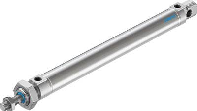 Un cilindro pneumatico argentato, allungato, probabilmente del marchio Festo, è posizionato su una superficie bianca.