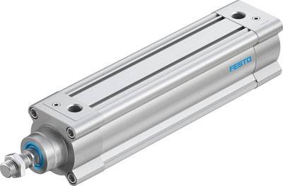 Cilindro pneumatico in argento di Festo, forma rettangolare con due fori di montaggio e un pistone estraibile sul lato sinistro.