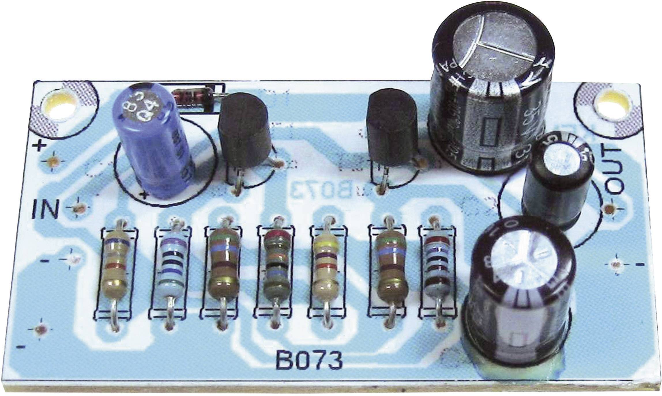 Piccola scheda elettronica con diversi resistori, condensatori e transistor, contrassegnata con 'B073', con connettori per IN e OUT.