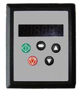 Pannello di controllo elettronico con display digitale, due tasti freccia, un pulsante verde di avvio e un pulsante rosso di arresto.