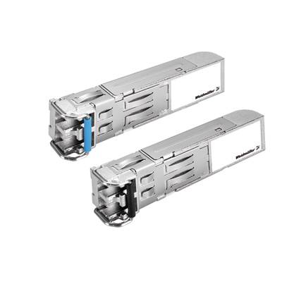 Due moduli transceiver argentati per applicazioni di rete. Sono rettangolari con connettori e presentano un logo aziendale su un lato.