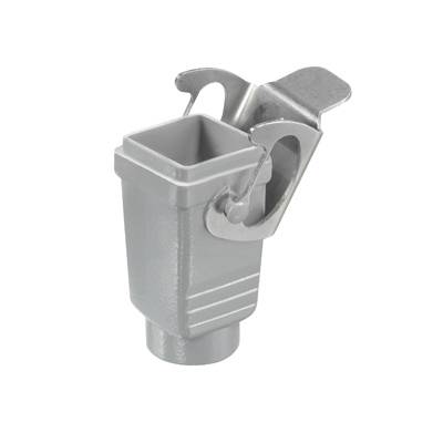 Un componente grigio con un'apertura rettangolare e un morsetto metallico per il fissaggio. Potrebbe essere utilizzato in applicazioni meccaniche o elettroniche.