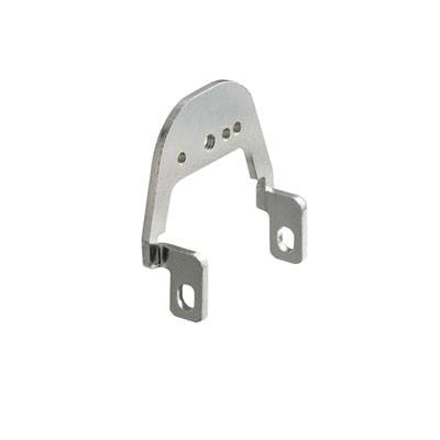 Supporto in metallo con due fori laterali per il fissaggio. Adatto per connessioni meccaniche in applicazioni tecniche.
