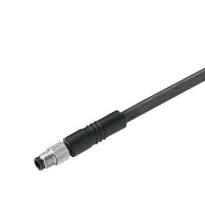 Un cavo nero con un connettore metallico all'estremità, probabilmente appartenente a un dispositivo elettronico o a una macchina.