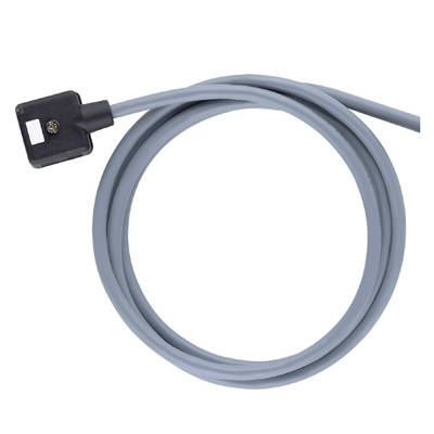Un cavo grigio con un connettore rettangolare è visibile, parzialmente arrotolato, adagiato su una superficie bianca.