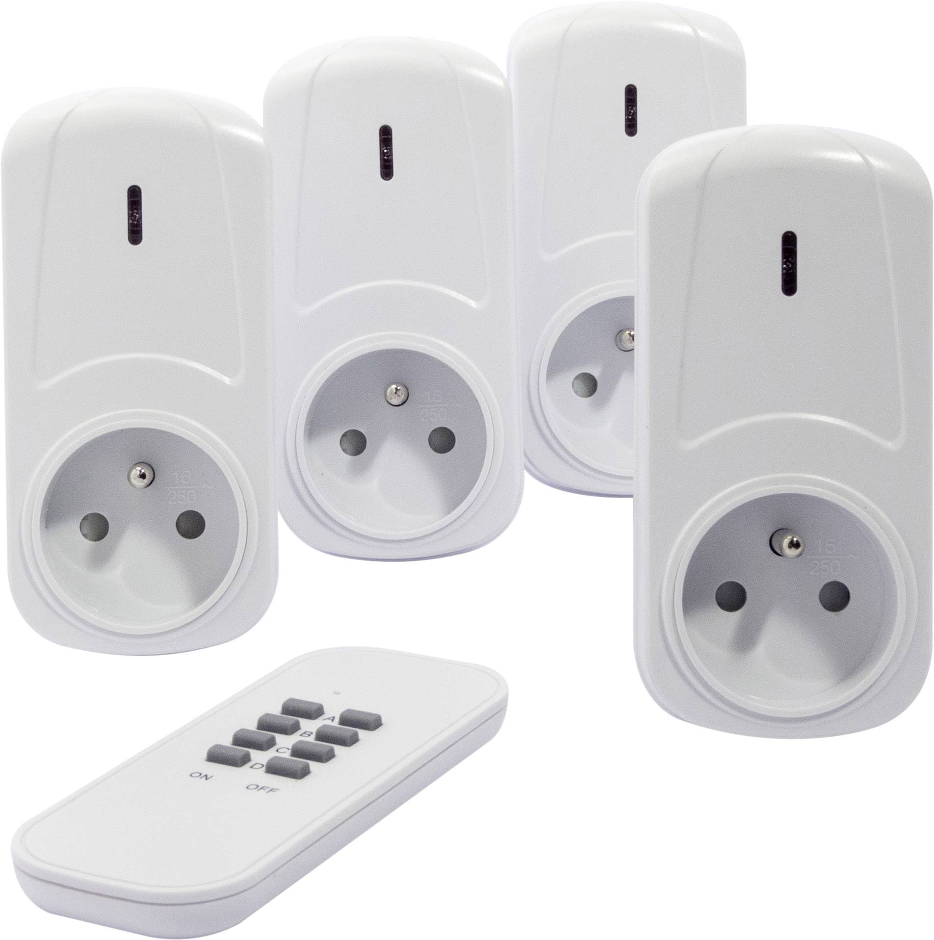 Quattro prese elettriche wireless bianche accanto a un telecomando bianco. Ogni presa ha due fori rotondi e un indicatore LED in alto.