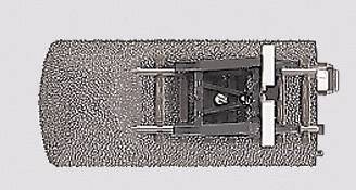 Vista dall'alto di un deck per skateboard con modulo motore argentato e supporto nero.