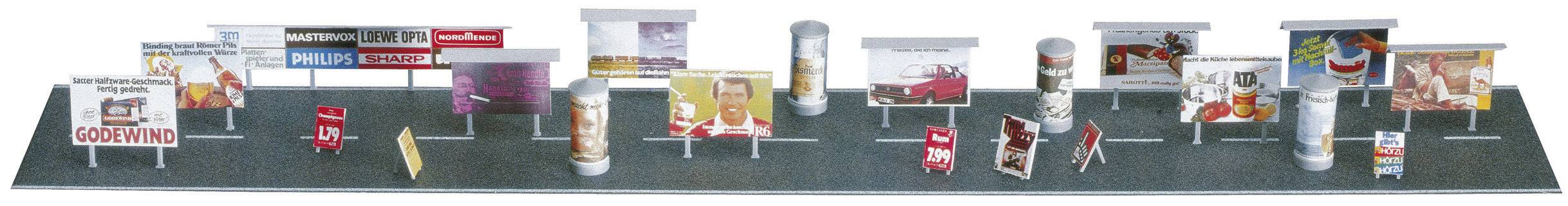 Diversi manifesti pubblicitari sono esposti lungo una strada. Mostrano vari marchi e prodotti come bevande, veicoli e fast food.