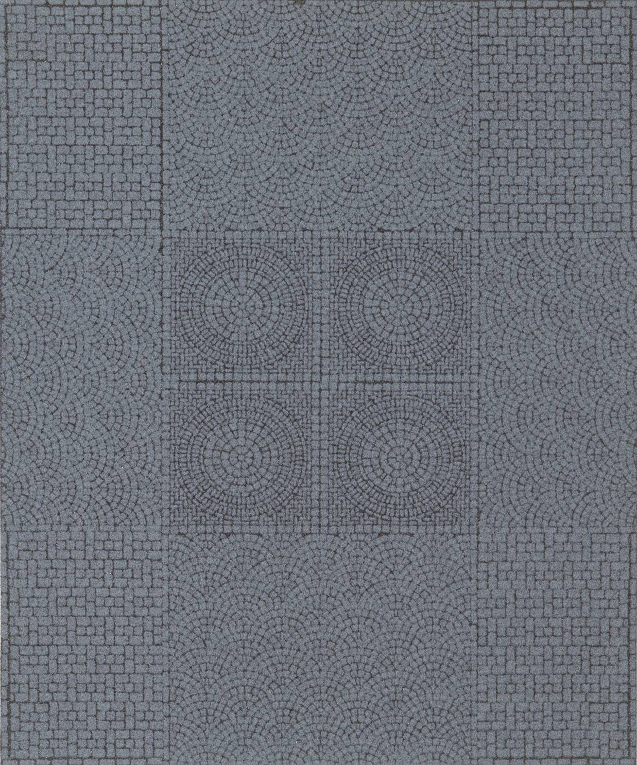 Pavimentazione con un motivo composto da piccole piastrelle quadrate e circolari che formano disegni geometrici e simmetrie.