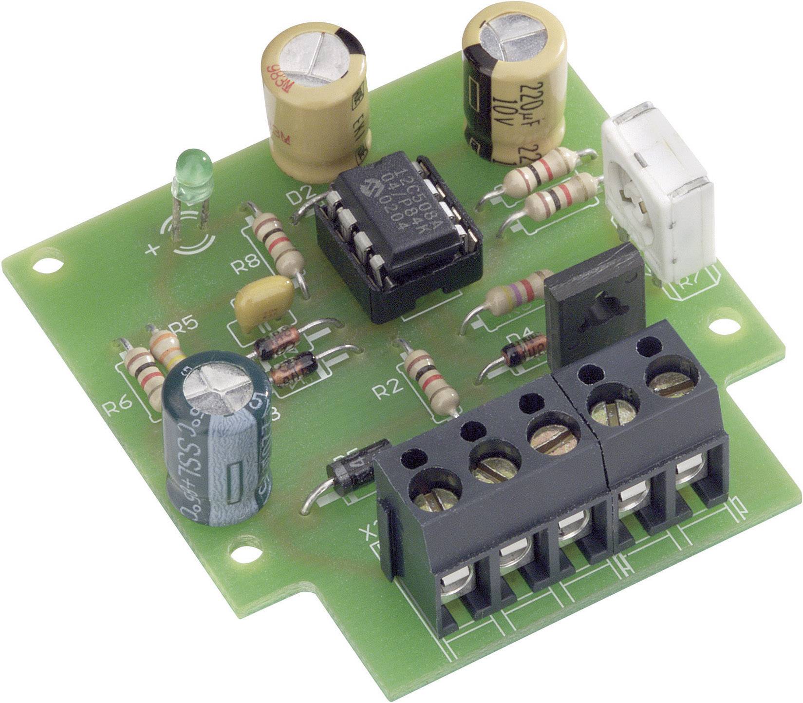 Circuito stampato verde con condensatori, resistenze e un circuito integrato; utilizzato in dispositivi elettronici.