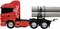 Camion rosso con cerchi neri e due lunghi tubi marroni, assicurati con catene sul pianale.