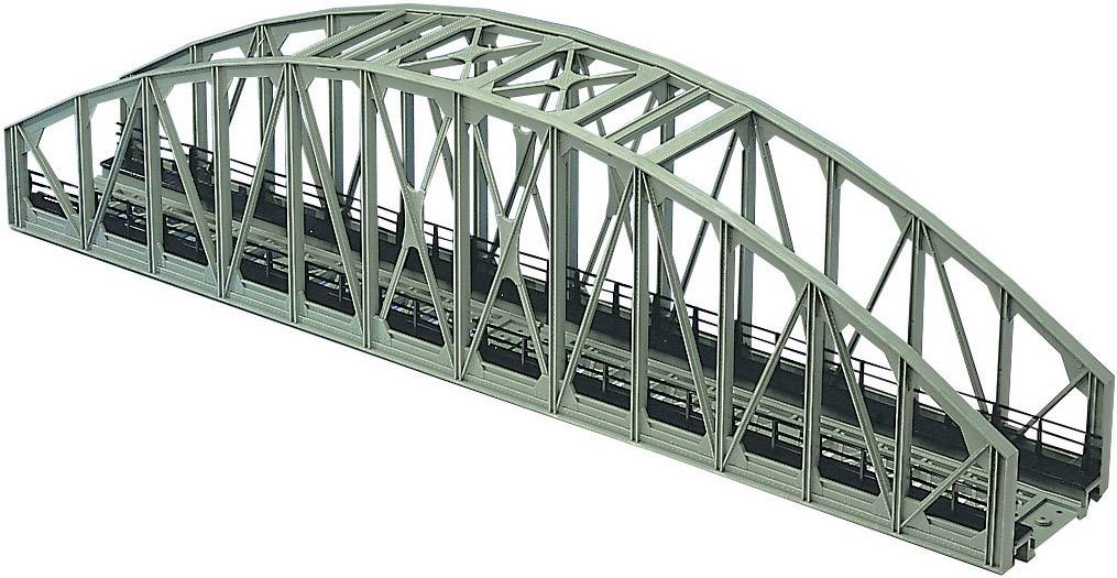 Ponte in acciaio con design a travatura reticolare ad arco, raffigurato da una prospettiva angolata, che attraversa un passaggio a livello a doppia corsia.