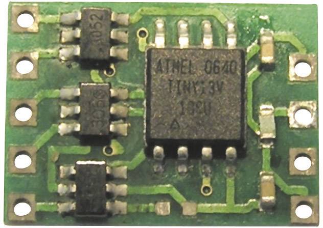 Microchip su una scheda verde con molteplici connessioni. Iscrizione: ATML0610 TINY13V 1901.