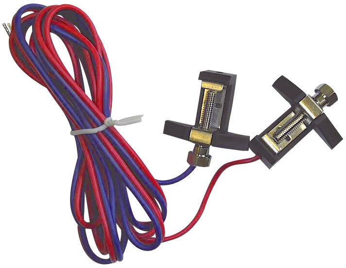 Cavo rosso e blu con due morsetti metallici che fungono da connessioni elettriche per test o misurazioni.
