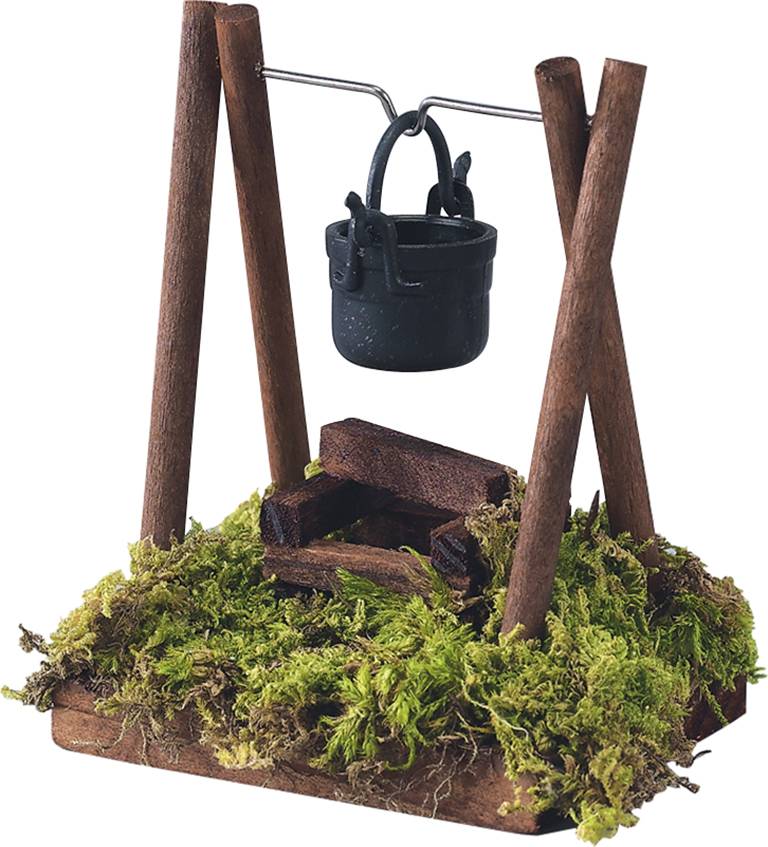 Un modellino in miniatura di un falò con una pentola nera appesa a un supporto di legno, circondato da muschio.