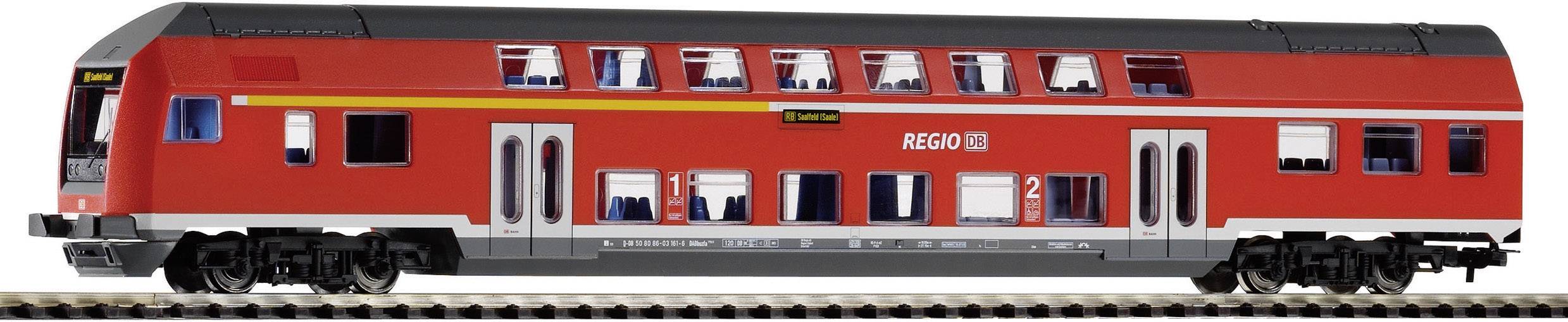 Un vagone regionale rosso della DB con due piani, diversi finestrini e porte. In alto è scritto 'REGIO DB'. Il treno è fermo.