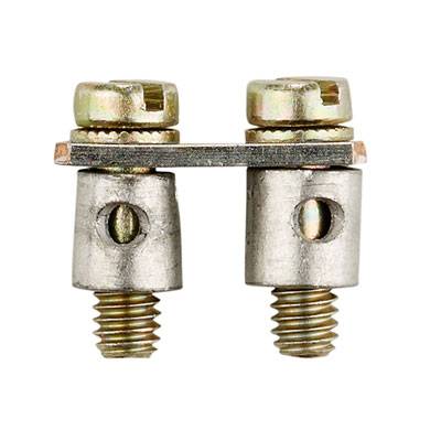 Due viti metalliche argentate con testa a intaglio, collegate da una piastra metallica. Sono disposte orizzontalmente in parallelo.
