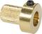 Un adattatore dorato in metallo con impugnatura zigrinata e una vite che incornicia un'apertura. Viene comunemente utilizzato per connessioni meccaniche.