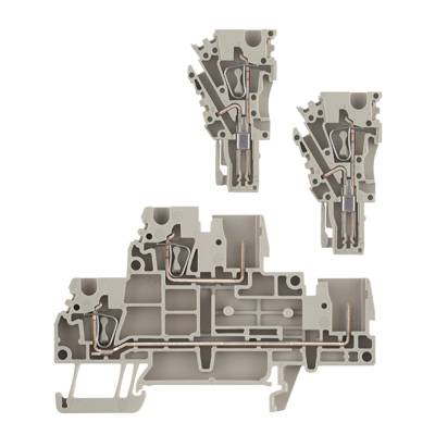 Un set di morsetti a pettine grigi in plastica di diverse dimensioni, come quelli utilizzati nei quadri elettrici.