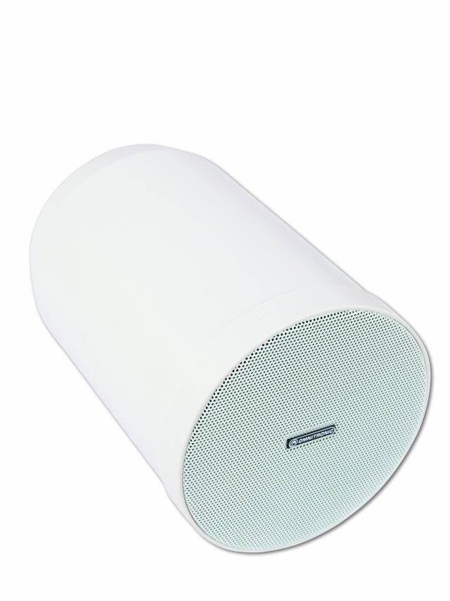 Un altoparlante bianco e cilindrico che proietta il suono in un ambiente. Adatto per il montaggio a soffitto in ambienti interni.