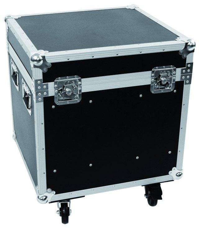 Valigia nera, quadrata, con rinforzi in metallo, quattro ruote e maniglie laterali per un facile trasporto.