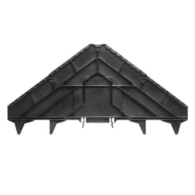 Struttura triangolare in plastica nera con travature diagonali disposte simmetricamente. Componente tecnico.