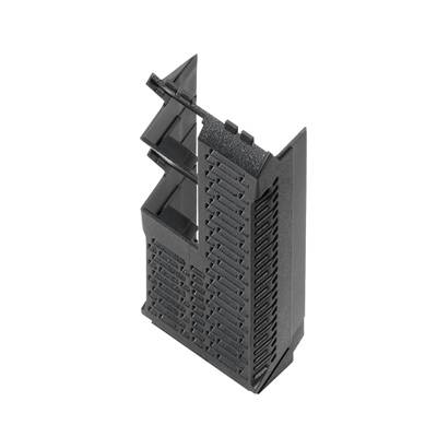 Un pezzo nero in plastica dalla forma complicata con fessure di ventilazione, probabilmente parte di un involucro o di un dispositivo elettronico.