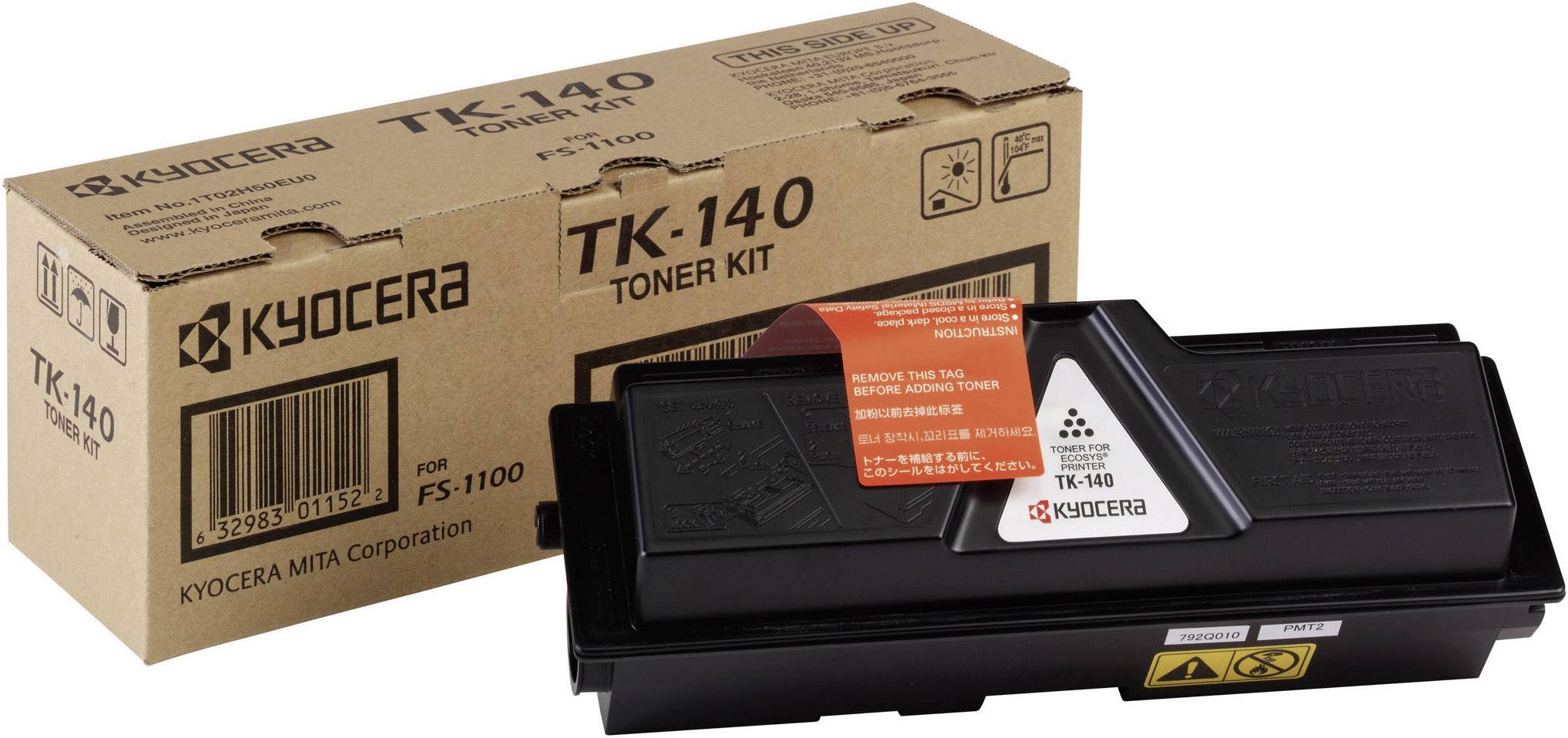Una cartuccia toner Kyocera TK-140 accanto a una scatola di imballaggio marrone con il logo Kyocera e le informazioni sul prodotto.