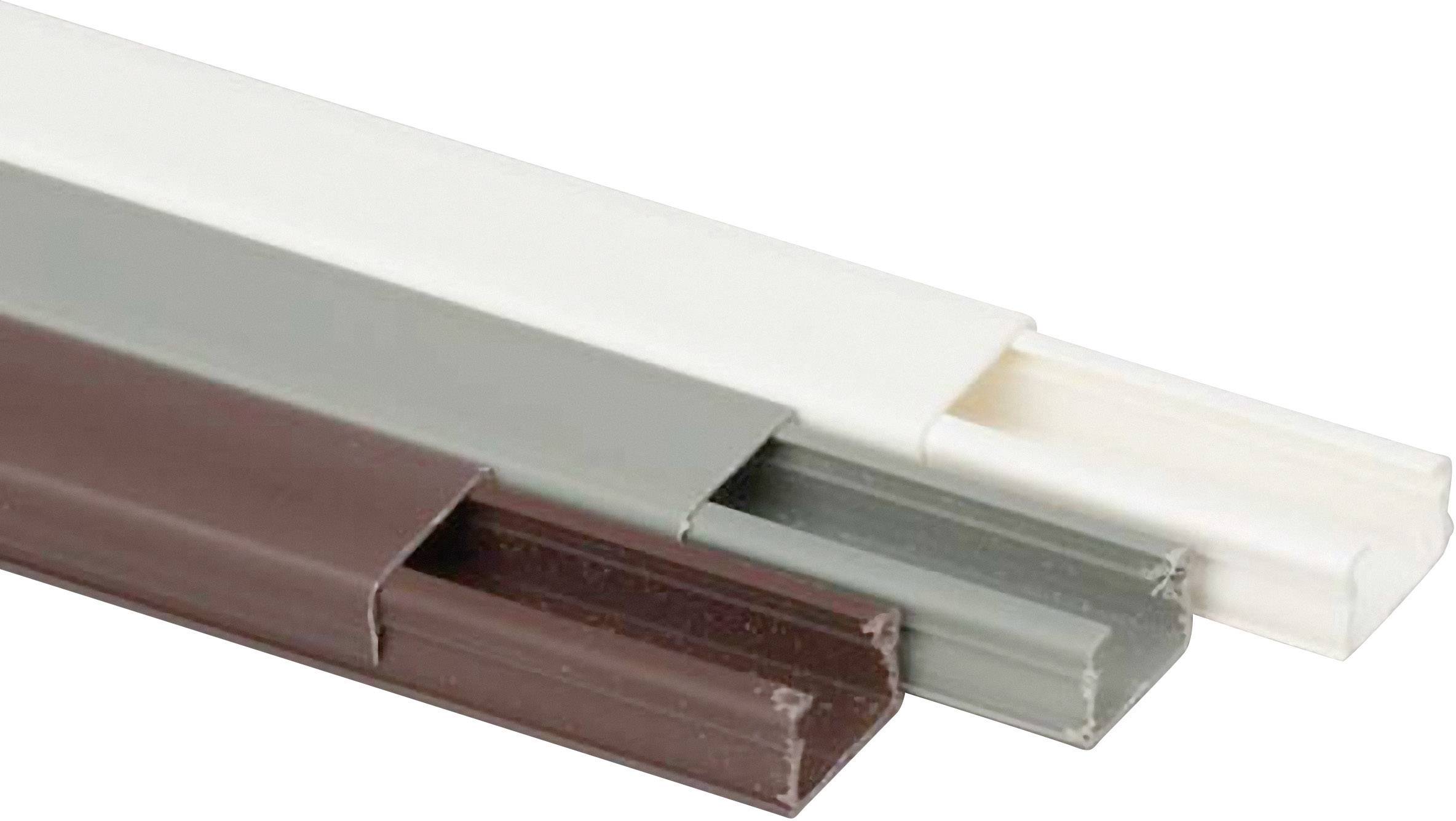 Canaline piatte in plastica nei colori marrone, grigio e bianco, utilizzate per la sistemazione ordinata dei cavi.