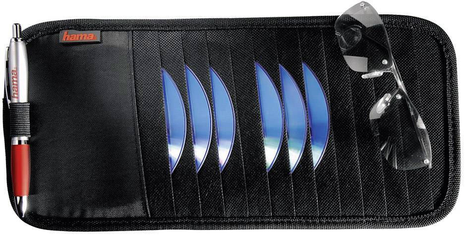 Una borsa nera per CD con sei CD in custodie blu, una penna a sfera rossa e un paio di occhiali da sole sul lato.