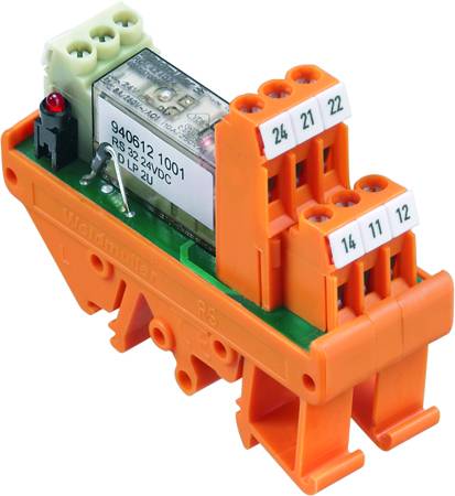 Un modulo relè arancione con più morsetti e etichette, utilizzato per i circuiti elettrici nei quadri elettrici.