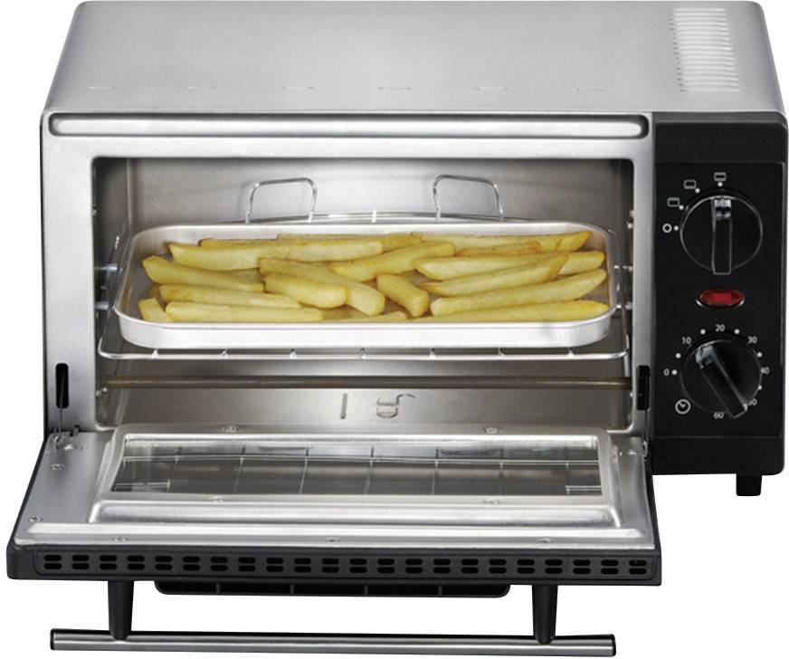 Piccolo forno con sportello aperto che mostra una teglia piena di patatine fritte, pronta per essere infornata. I pomelli a destra controllano la temperatura e il timer.