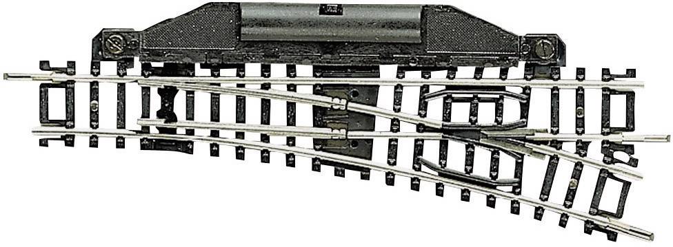 Un modello di scambio ferroviario che divide i binari in due direzioni. Realizzato principalmente in metallo nero e argentato, con una struttura complessa.