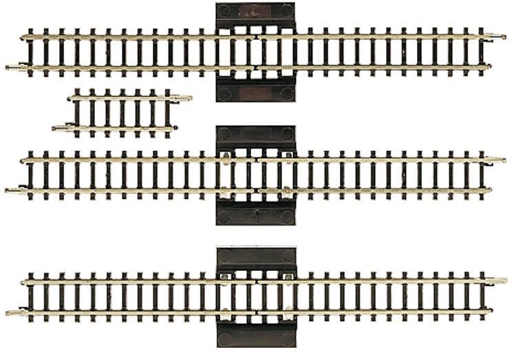 Quattro pezzi di binari ferroviari di dimensioni diverse sono disposti parallelamente su uno sfondo bianco.