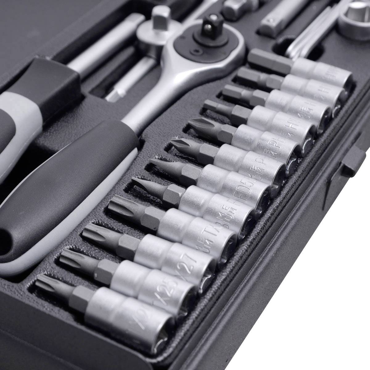 Un set di utensili con diversi inserti per viti e un manico a cricchetto, mostrato in un'disposizione ordinata.