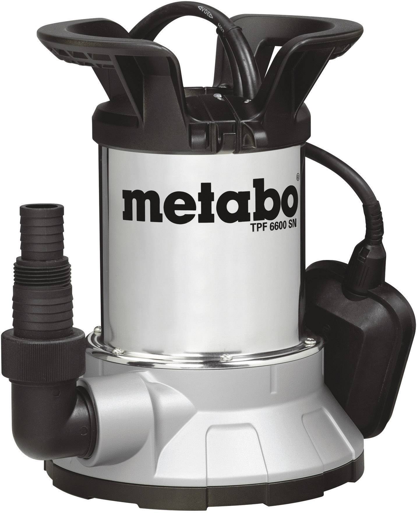 Pompa ad acqua con involucro nero e argento, marchio 'metabo' visibile. Adatta per l'uso in cantiere e giardino.