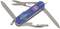 Un coltellino multiuso blu con lame e strumenti dispiegati come coltello, forbici e apriscatole.