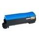 Una cartuccia di toner blu per una stampante, con etichetta compatibile visibile sul lato.