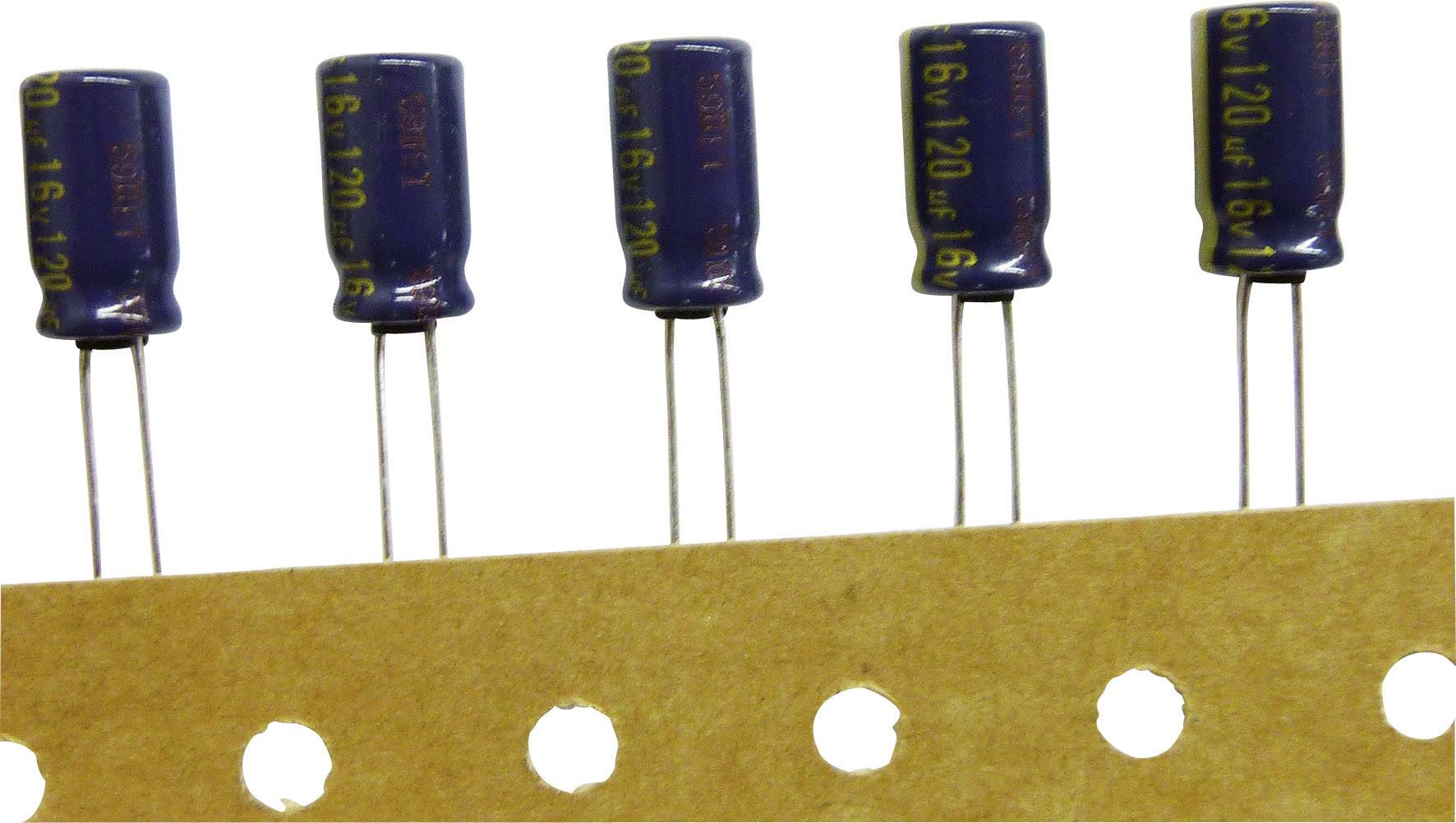 Cinque condensatori elettrolitici blu montati in fila su una striscia di cartone con fori, pronti per essere installati sulla scheda elettronica.