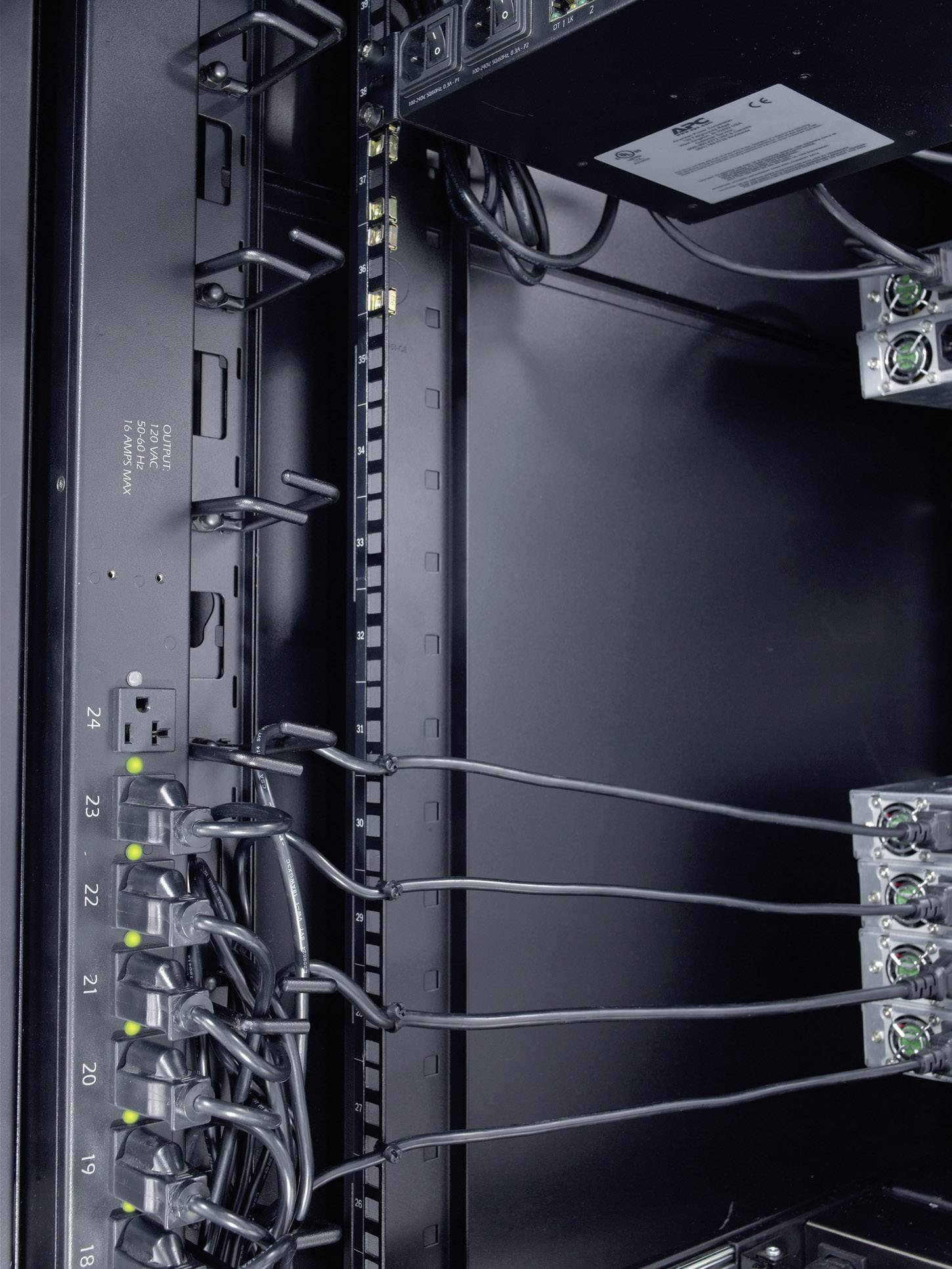 Un rack server con diverse prese di corrente e cavi collegati a varie porte.