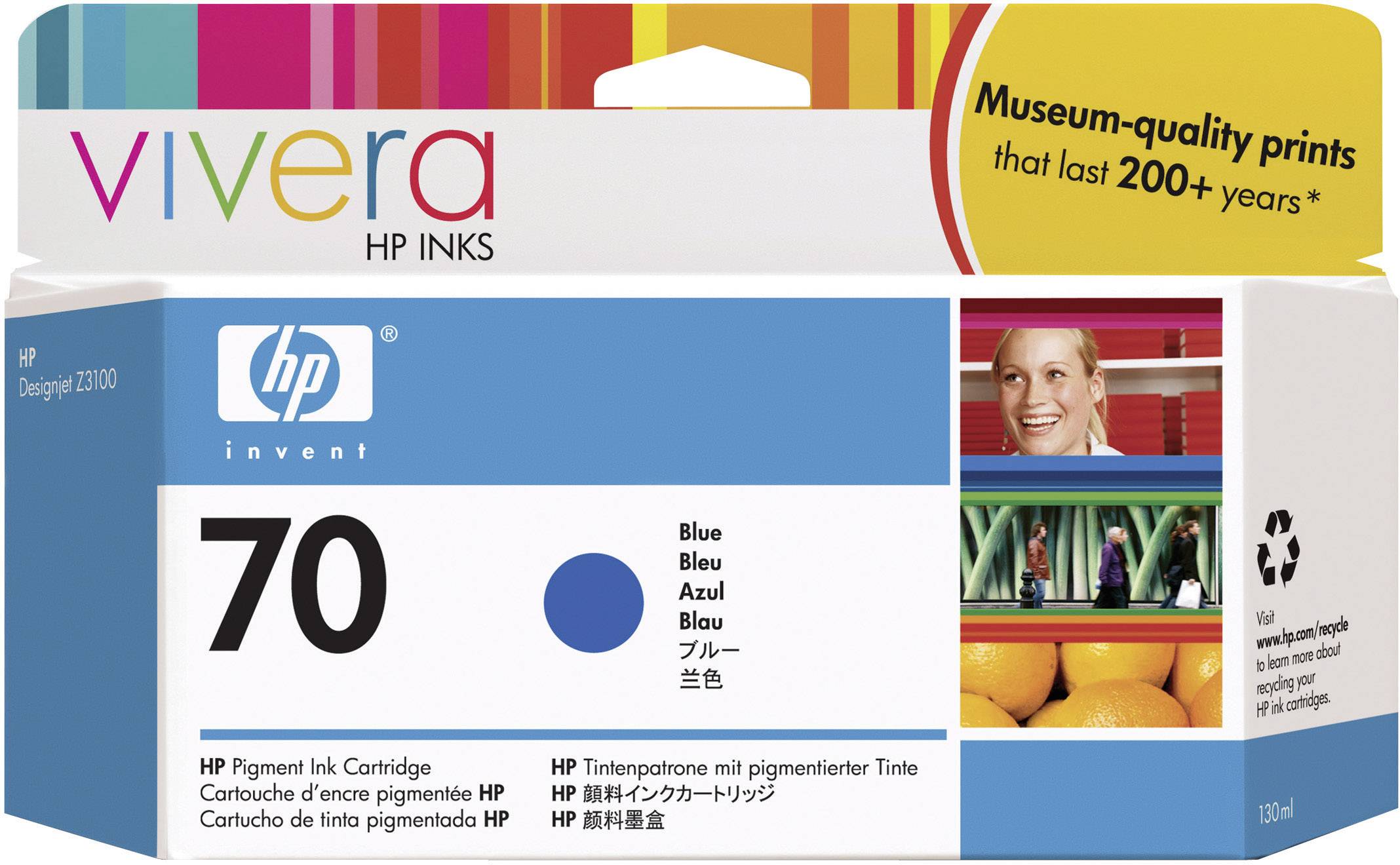HP Cartuccia d'inchiostro 70 in Blu sulla confezione. Testi: 'vivera HP INKS', 'Stampe di qualità museale che durano oltre 200 anni'. Immagine di frutta e scaffale.