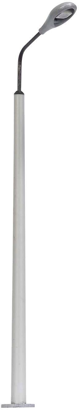 Lampione stradale con braccio curvo e illuminazione a LED, installato su un palo alto e sottile, utilizzato per l'illuminazione di aree urbane.