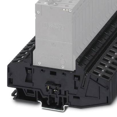 Un blocco di connessione elettrico nero e rettangolare con morsetti a vite, montato su una guida, con un modulo grigio sopra.