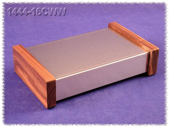 Contenitore metallico con angoli in legno su sfondo viola, contrassegnato come '1444-16CWW'.