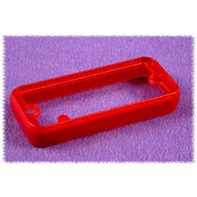 Un pezzo rettangolare di plastica rossa con due fori, poggiato su uno sfondo lilla.