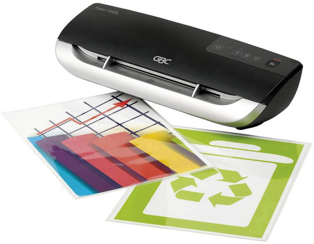 Un dispositivo di plastificazione nero di GBC, raffigurato con fogli plastificati. Un foglio mostra un simbolo di riciclaggio, un altro grafici a barre colorati.