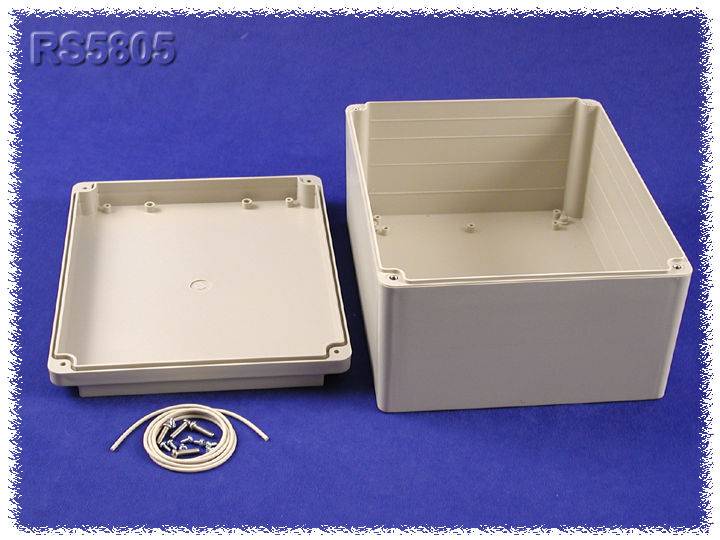 Scatola di plastica grigia aperta con il coperchio rimosso su sfondo blu, accanto a essa un cordone bianco.