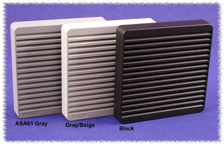 Tre griglie di ventilazione quadrate in grigio, beige e nero affiancate su sfondo viola. I colori sono grigio ASA61, grigio/beige, nero.