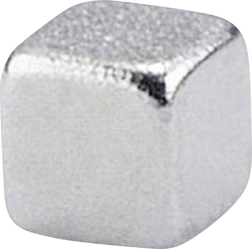 Un cubo metallico argentato lucente, con spigoli leggermente smussati, su uno sfondo neutro.